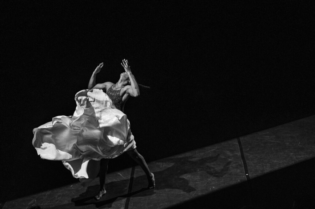 Image en noir et blanc de la danseuse togolaise Estelle Foli, interprétant la pièce "Qué importa el abismo".